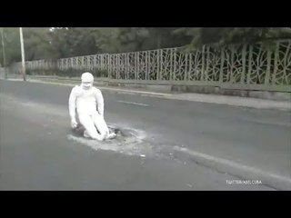 Ponen momia en un bache para que la gente no caiga | Qué Importa