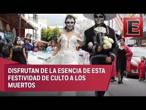 Colorido desfile de Catrinas y Catrines en calles de Pachuca
