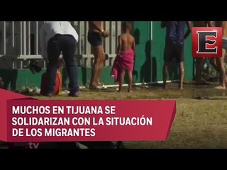 Migrantes centroamericanos en Tijuana se asean al aire libre
