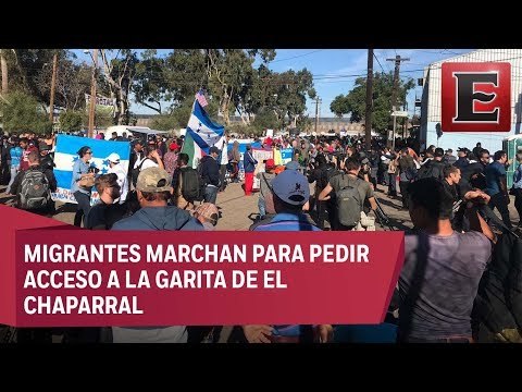 Migrantes se alistan para marcha en garita El Chaparral en Tijuana