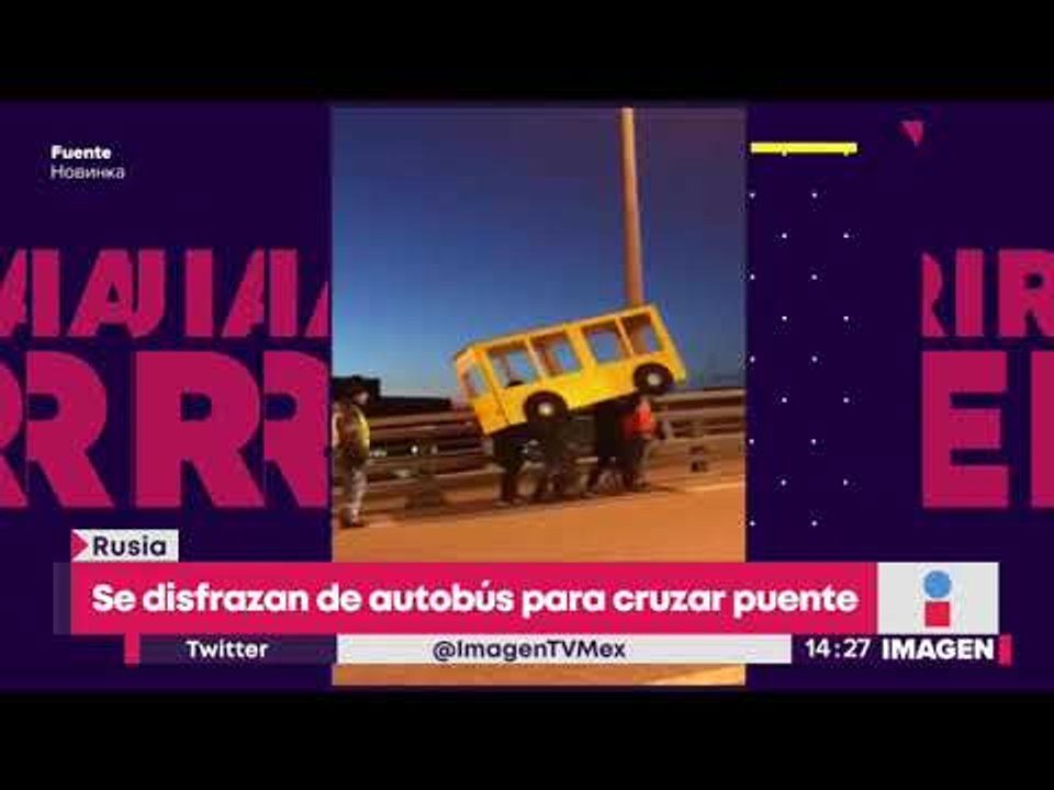 Cuatro rusos se disfrazan de autobús para cruzar un puente | Noticias con Yuriria Sierra