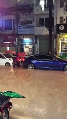 Maserati vừa đi vừa đẩy trong bão lớn ở Sài Gòn