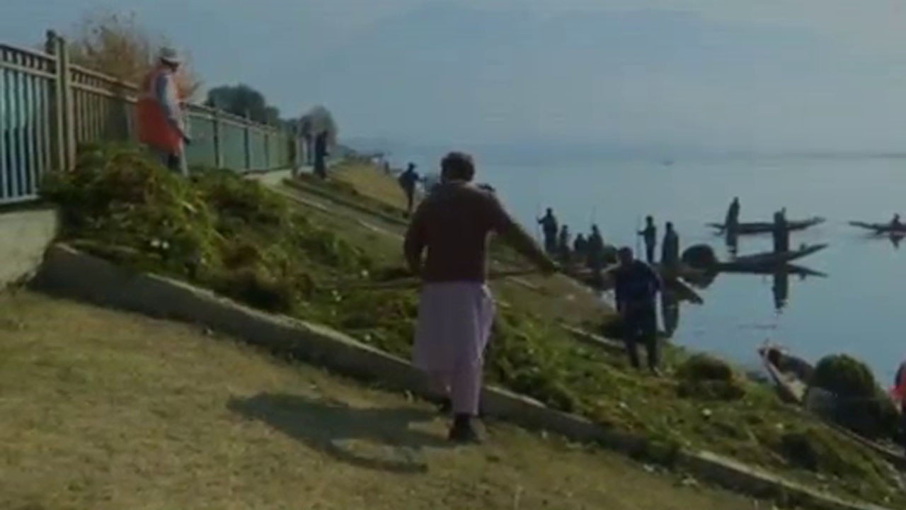 Jammu & Kashmir : Cleaning operations underway in J&K’s Dal Lake | OneIndia News