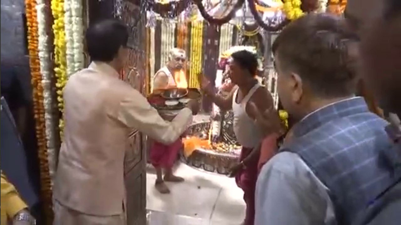 MP Election 2018: CM Shivraj Chouhan performs puja at Mahakaleshwar Temple | OneIndia News