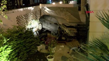 Bakırköy'de Otomobil Apartmanın Bahçesine Uçtu