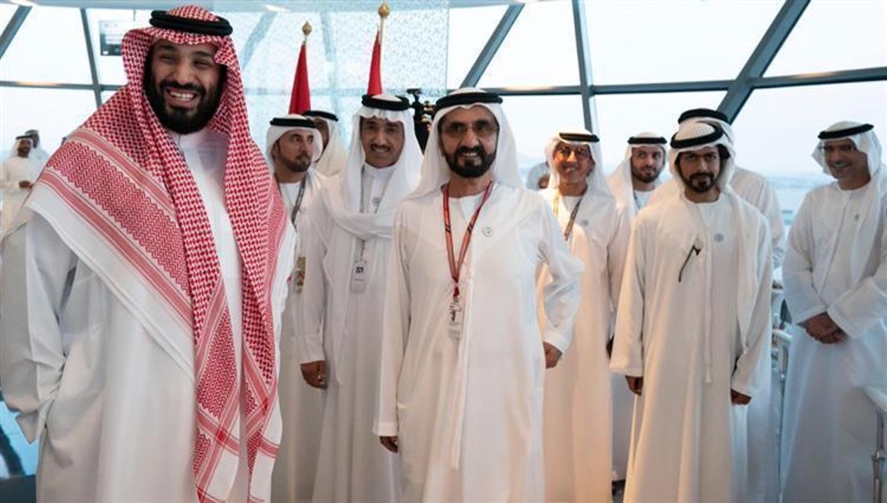 لحظة استقبال الشيخ محمد بن راشد لولي عهد السعودية الأمير محمد بن سلمان في حلبة مرسى ياس في أبوظبي