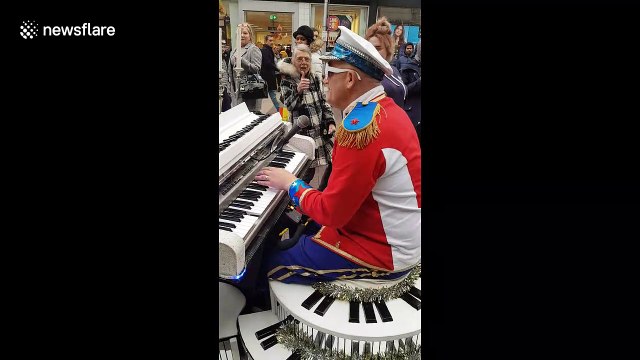 Elton John impersonator entertains London shoppers with street performance