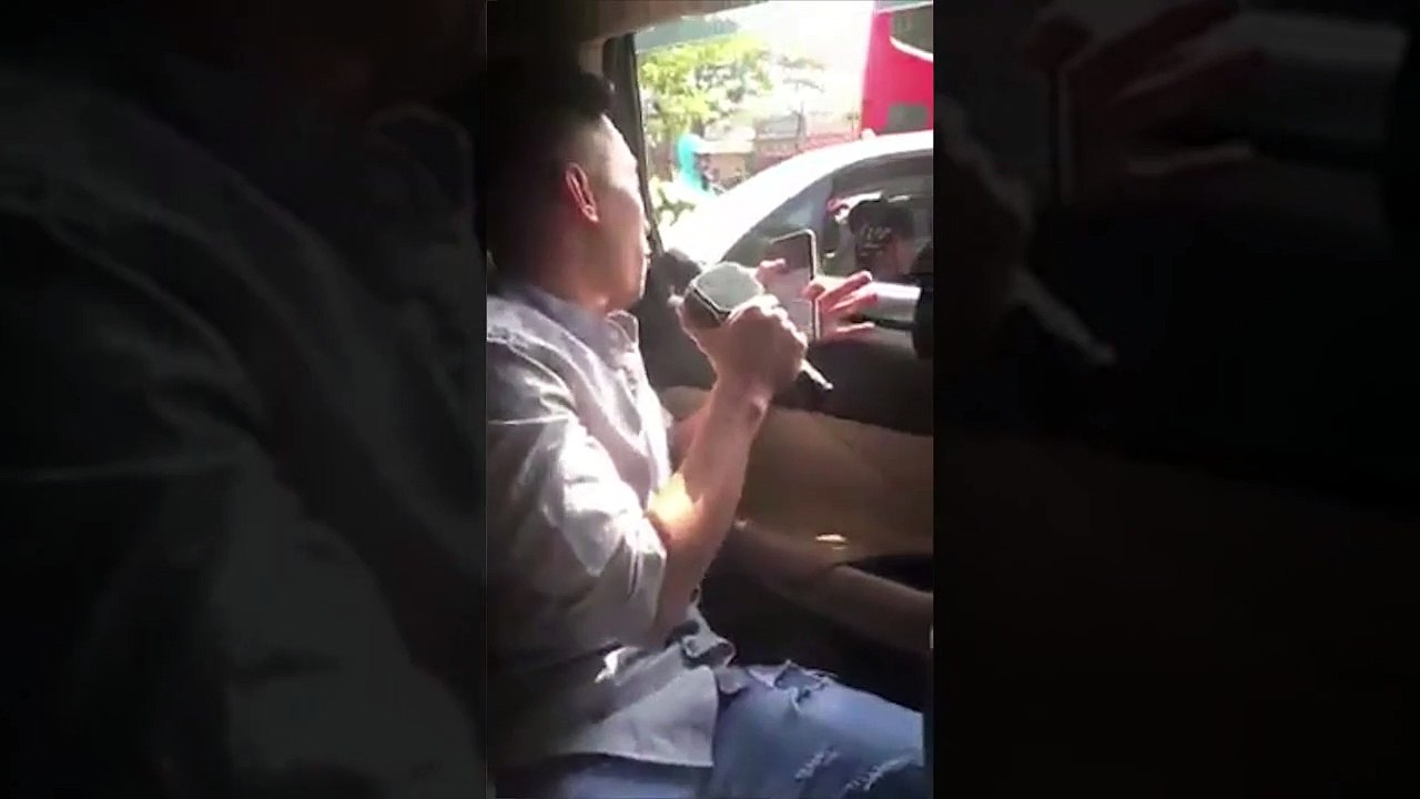 Thanh niên chạy theo xe hoa hát "thánh ca" Vợ người ta khiến cô dâu chú rể bối rối ra mặt