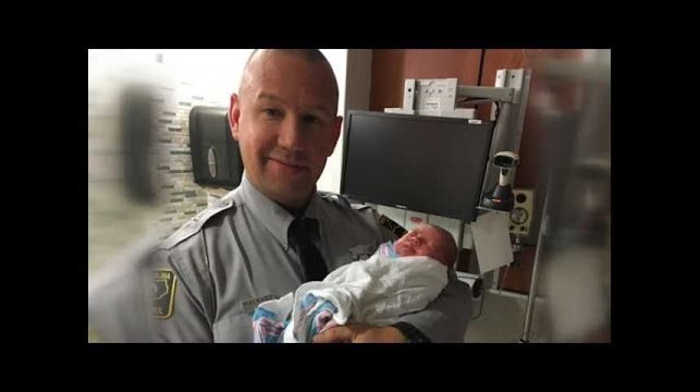 Ce policier arrête une voiture pour excès de vitesse et aide sa passagère à accoucher