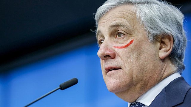 Με κόκκινο κραγιόν ο Ταγιάνι για την εξάλειψη της βίας κατά των γυναικών