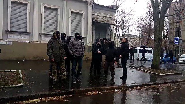 Rusya-Ukrayna krizi büyüyor: Konsolosluk önünde ateş yaktılar