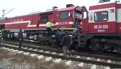 Sivas'ta yolcu treni ile yük treni çarpıştı: 14 yaralı