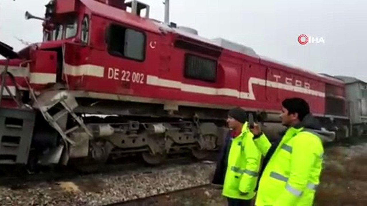 Sivas'ta Tren Kazası! Yük Treni İle Yolcu Treni Aynı Rayda Çarpıştı: 9 Yaralı