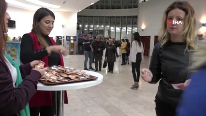Tiyatro Salonu Oyun Sonunda Turuncuya Boyandı.