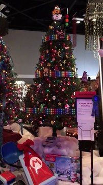 Un sapin de Noël 16 bits dans ce centre commercial