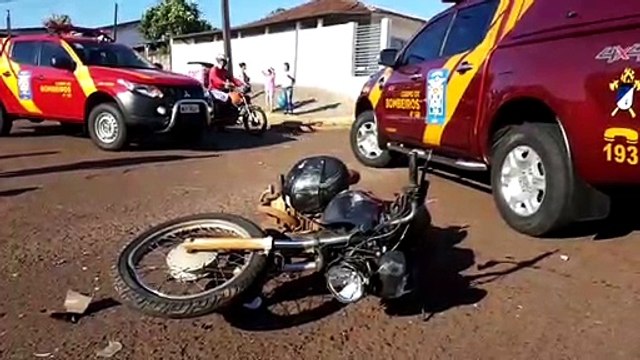 Motociclista fratura as duas pernas em grave batida contra ônibus