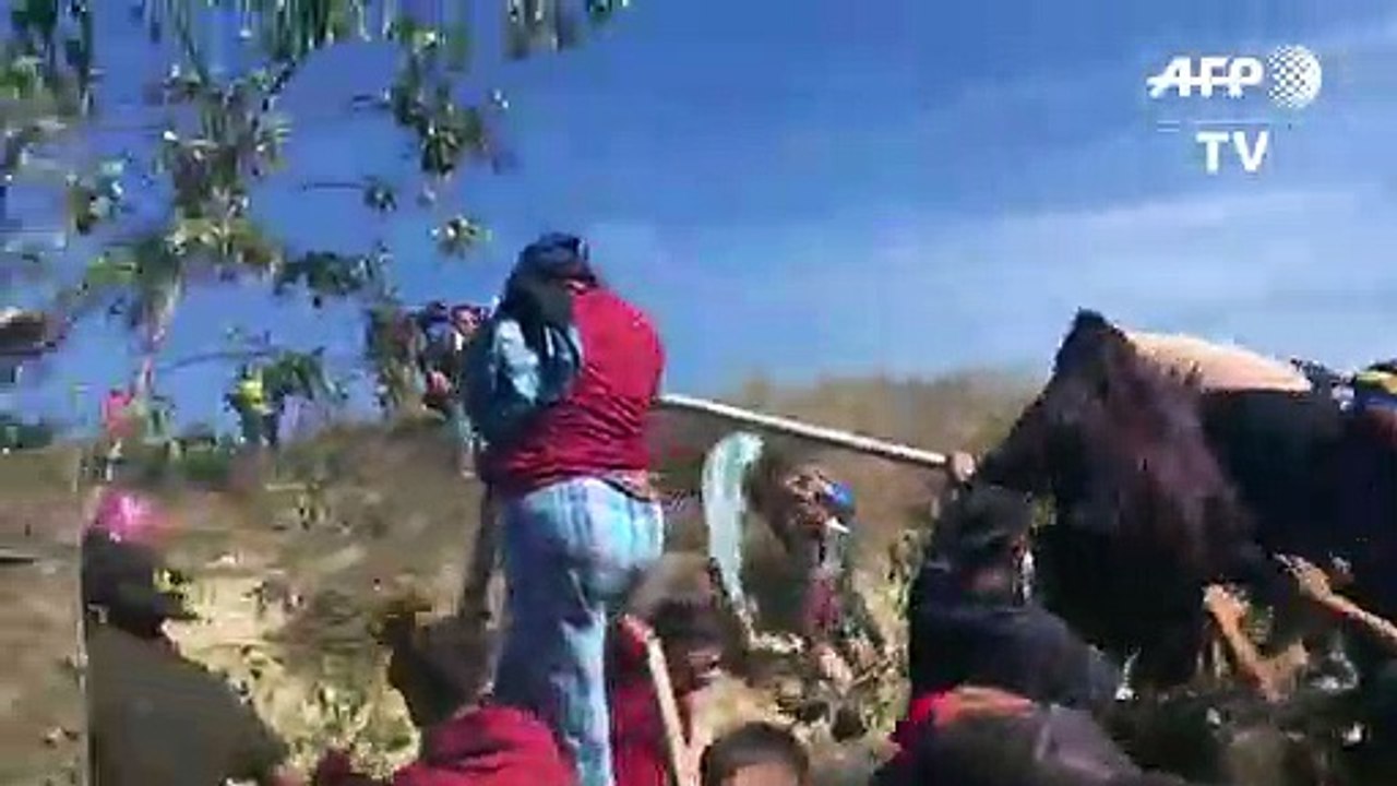 Migranten aus Mittelamerika stürmen die US-Grenze