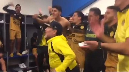 Mexique - Maradona fête la qualification en finale dans les vestiaires