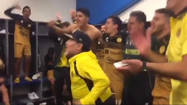 Mexique - Maradona fête la qualification en finale dans les vestiaires