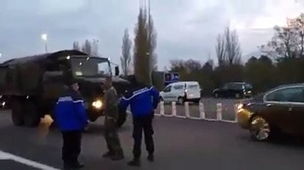 Des gendarmes arrêtent des militaires qui ont un gilet jaune sur le tableau de bord