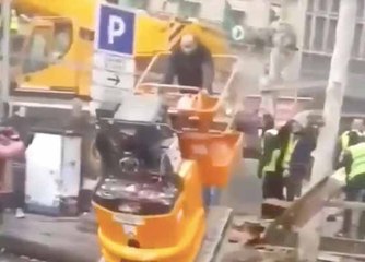 Gérard essaye de voler un engin de chantier pendant la manifestation des gilets jaunes