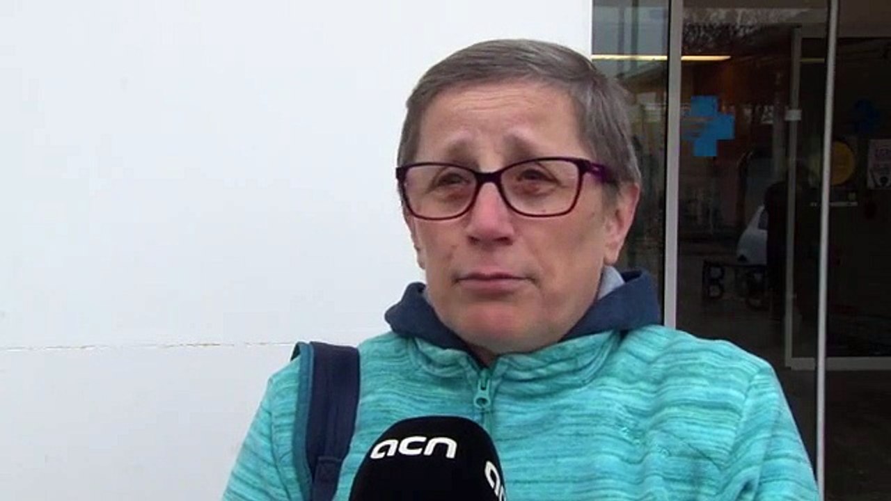Una usuària d'un CAP dóna suport als metges en vaga