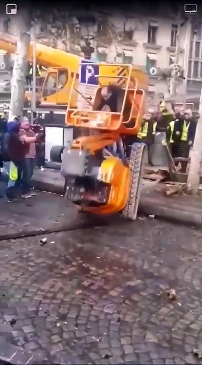 Quand un casseur vole un engin de chantier sur les Champs-Élysées et se ramasse bien comme il faut.. La honte