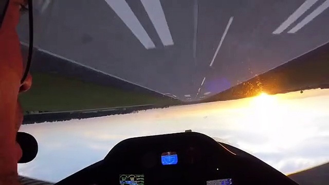 Ce pilote fait un vol en rase-motte inversé... Fou