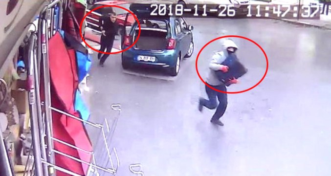 Kuryeyi Gözüne Kestiren Hırsız, 4.5 Kilo Altını Alıp Kaçtı