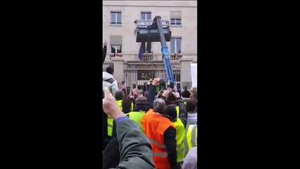 Des ordures déposées dans la cour d'un bâtiment gouvernemental par des Gilets Jaunes