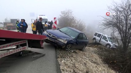 Yola sis çöktü, önünü göremeyen iki araç tarlaya uçtu