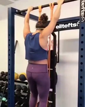 Cet élastique va lui faire très très mal...