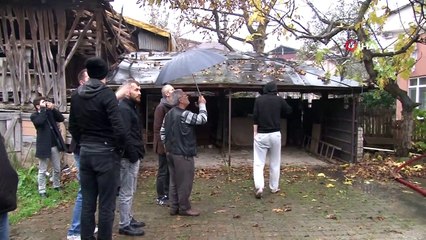 Yangına müdahale eden itfaiye eri duvardaki Türk bayrağı için seferber oldu