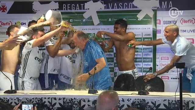 Felipão leva banho de jogadores do Palmeiras e ganha carinho de Deyverson