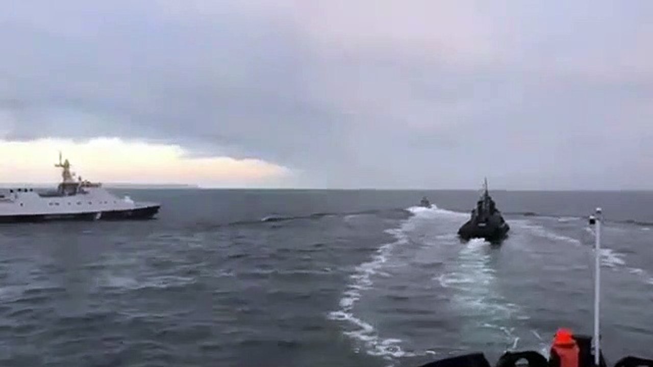 Момент тарана украинского буксира российскими пограничниками в Крыму.
