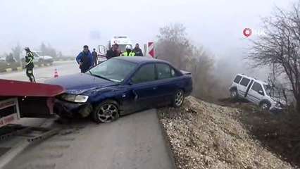 Yola Sis Çöktü, Önünü Göremeyen İki Araç Tarlaya Uçtu