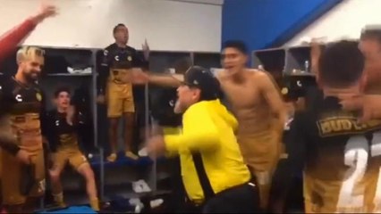 لقطة: كرة قدم: احتفاليّة مارادونا برفقة لاعبي دورادوس عقب بلوغهم نهائي الدرجة الثانية المكسيكيّة