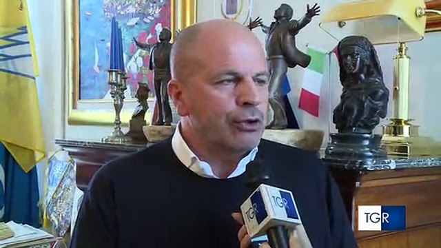 Luminarie Natale a Polignano a Mare: polemica sui tornelli e sui 5 euro a biglietto. Il Sindaco controlla visitatori da una app si difende: è per la sicurezza