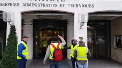 Les Gilets jaunes s'amusent à la mairie de Colmar