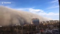 Giant wall of sand shrouds Chinese city