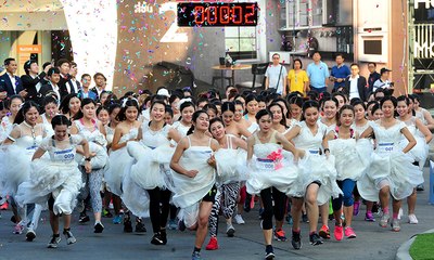 300 gelin 60 bin dolar için koştu