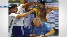 Luiz Felipe Scolari douché par ses joueurs après son titre de champion
