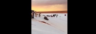 فيديو التزلج على البرد متعة الشباب في أجواء الجوف السعودية