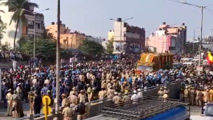 Ambareesh : ಅಂಬರೀಷ್ ಗೆ ಕೊನೇದಾಗಿ ವಿದಾಯ ಹೇಳಲು ಬಂದಿದ್ದ ಸಾವಿರಾರು ಅಭಿಮಾನಿಗಳು  | FILMIBEAT KANNADA