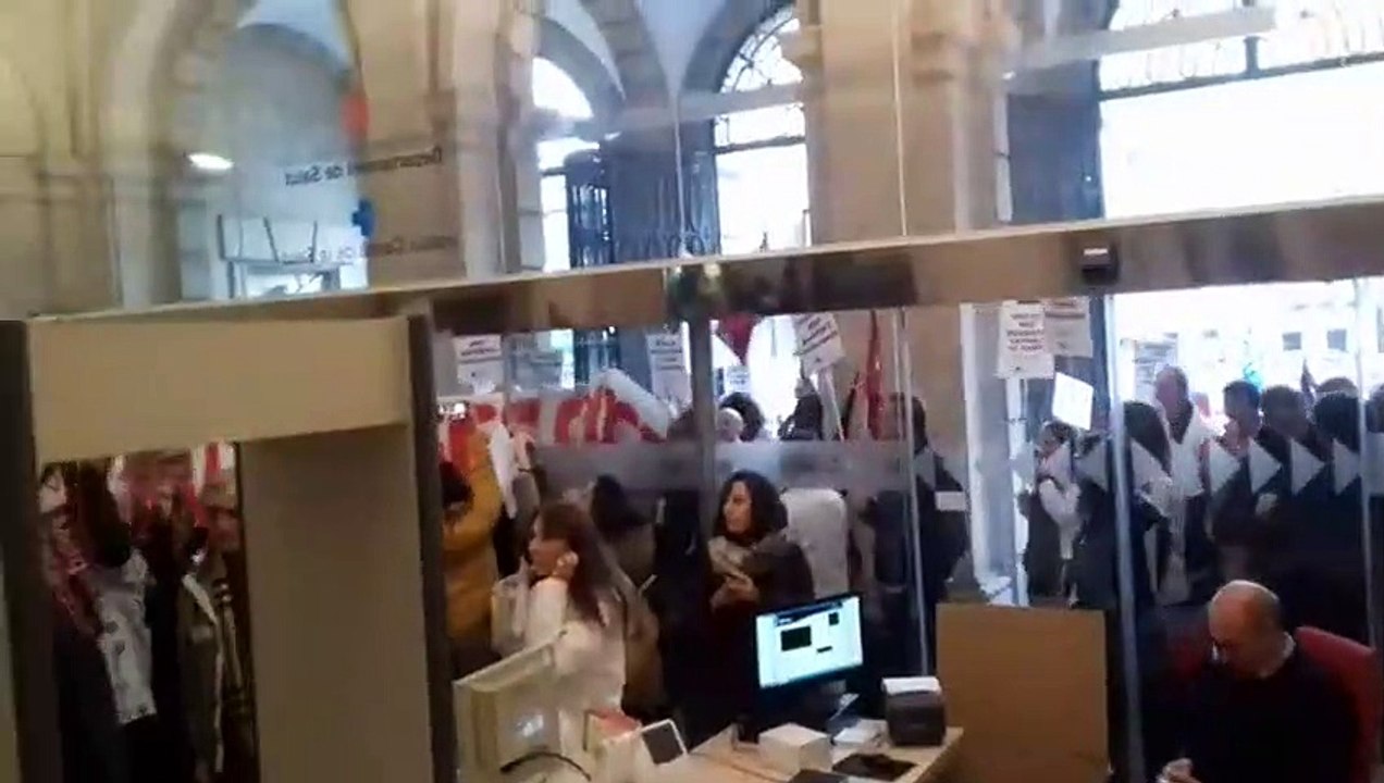 Centenares de médicos de primaria de Cataluña se concentran frente al Instituto Catalán de la Salud