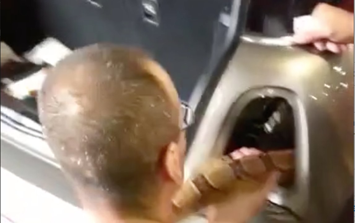 Ce qu'ils trouvent dans cette Mini Cooper est terrifiant...