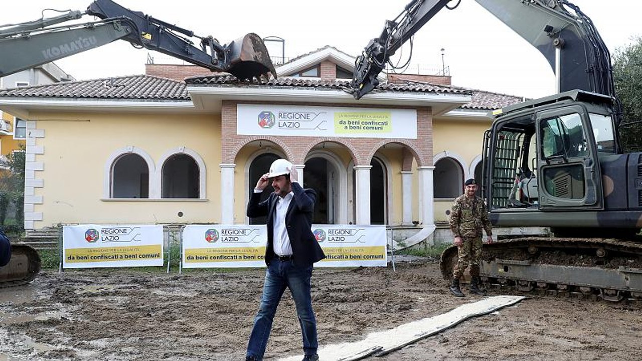 Salvini partecipa all'abbattimento di una delle ville confiscate ai Casamonica a Roma