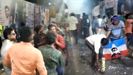 2.0 படம் வெளியீட்டை பிரம்மாண்டமாக கொண்டாடிய ரசிகர்கள்- வீடியோ