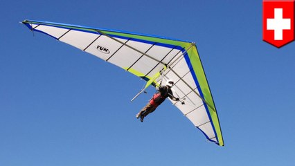 Man hangs onto glider after pilot forgets to attach harness