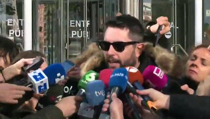 Gritos a Dani Mateo tras declarar por sonarse con la bandera: "Malnacido", "desgraciado", "tenías que irte de España"